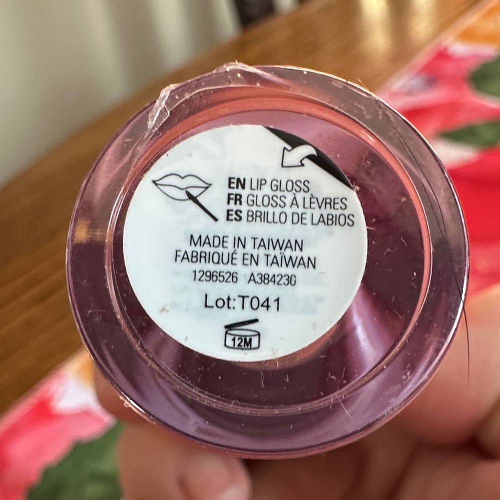 Revolution Monica Lip Gloss with Lavender Cap - Picture 5 of 6